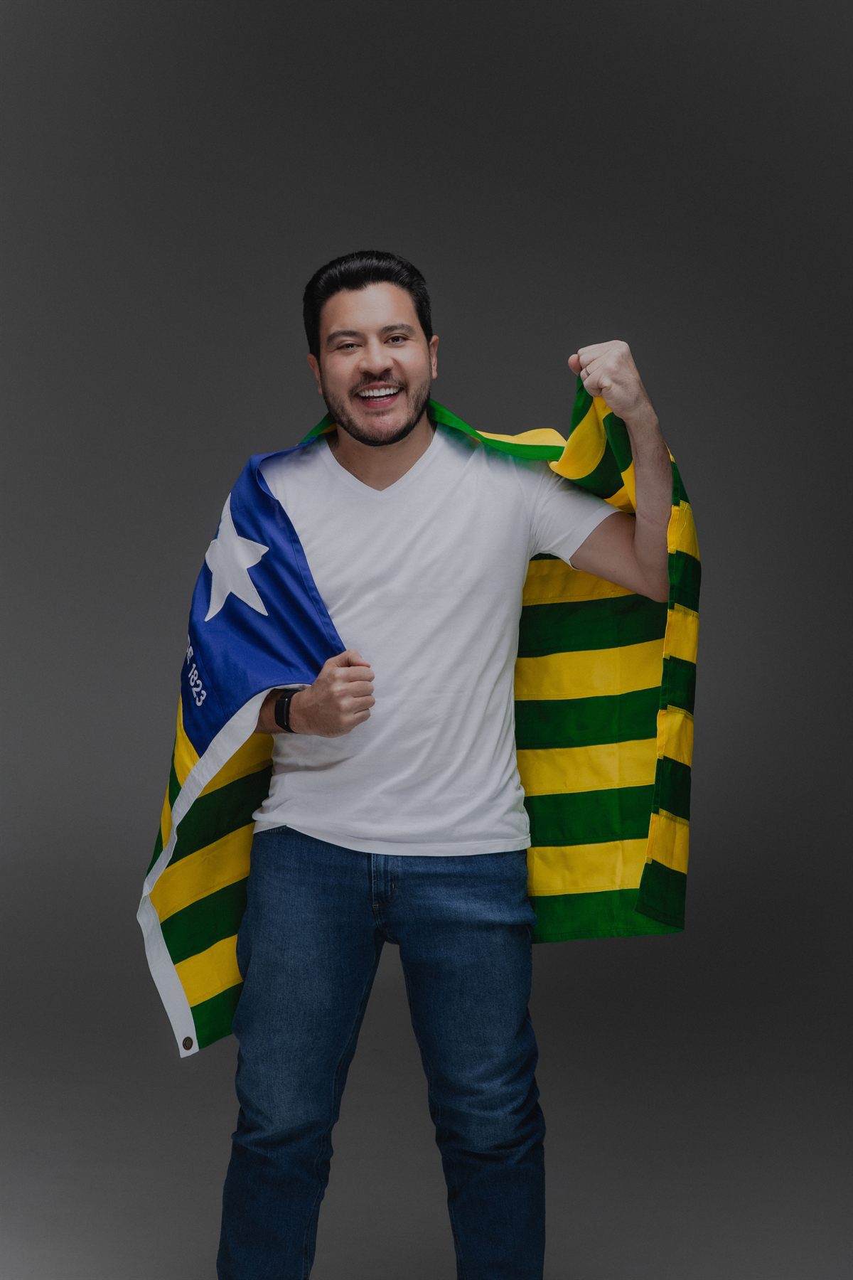 Jadyel Alencar com as bandeiras do Brasil e do Piauí