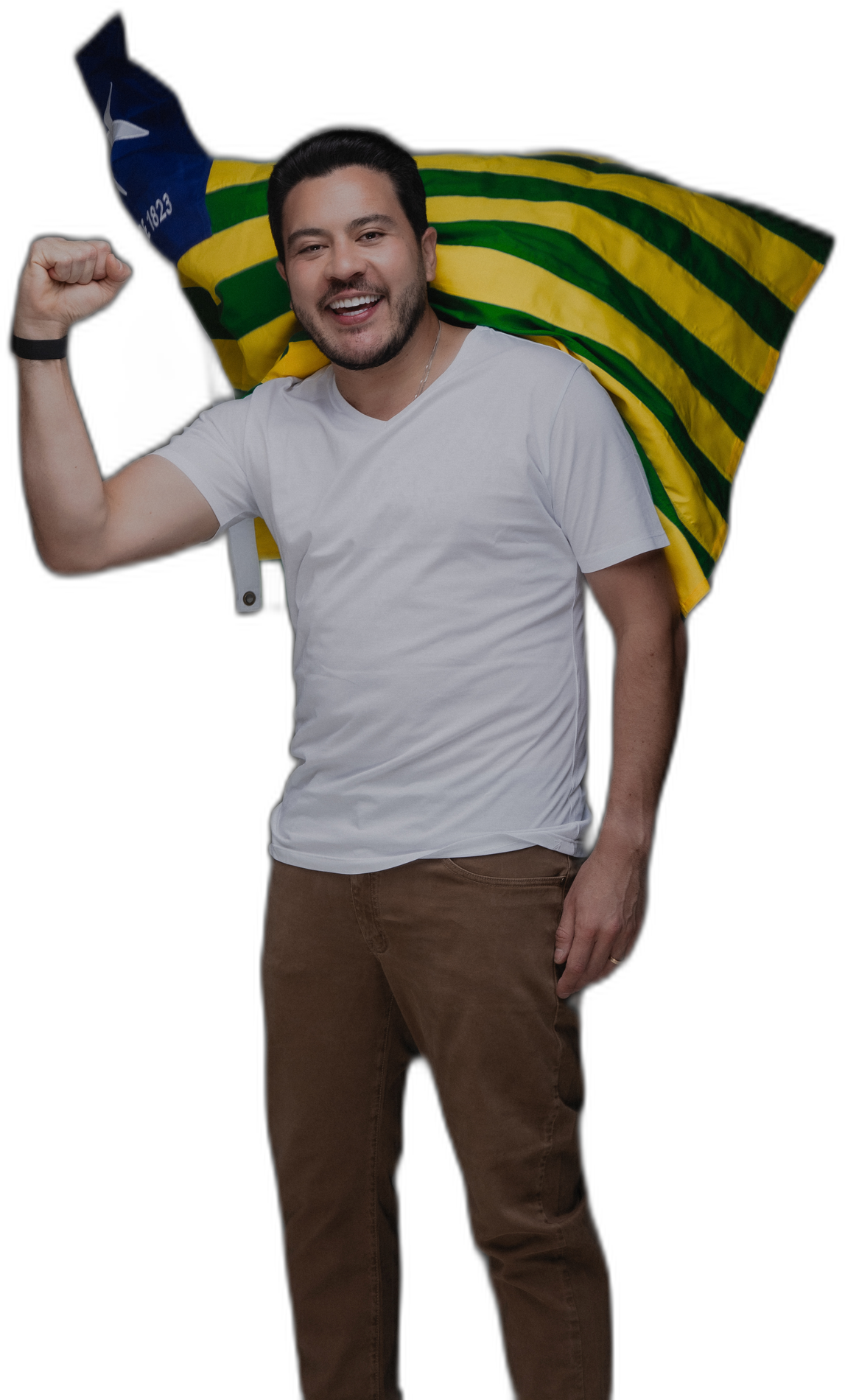 Jadyel Alencar sorrindo com a bandeira do Piauí