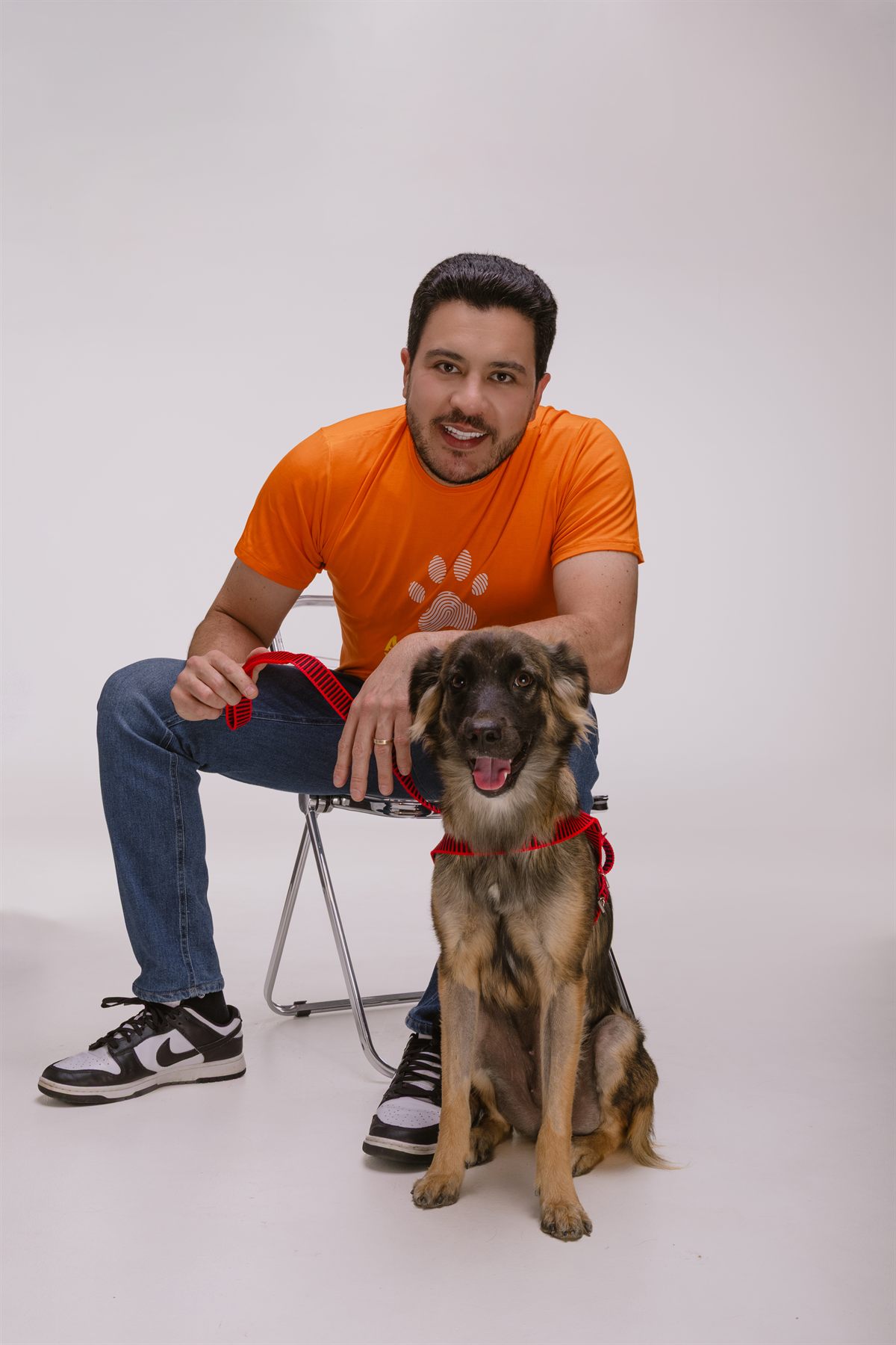 Jadyel Alencar ao lado de um cachorro